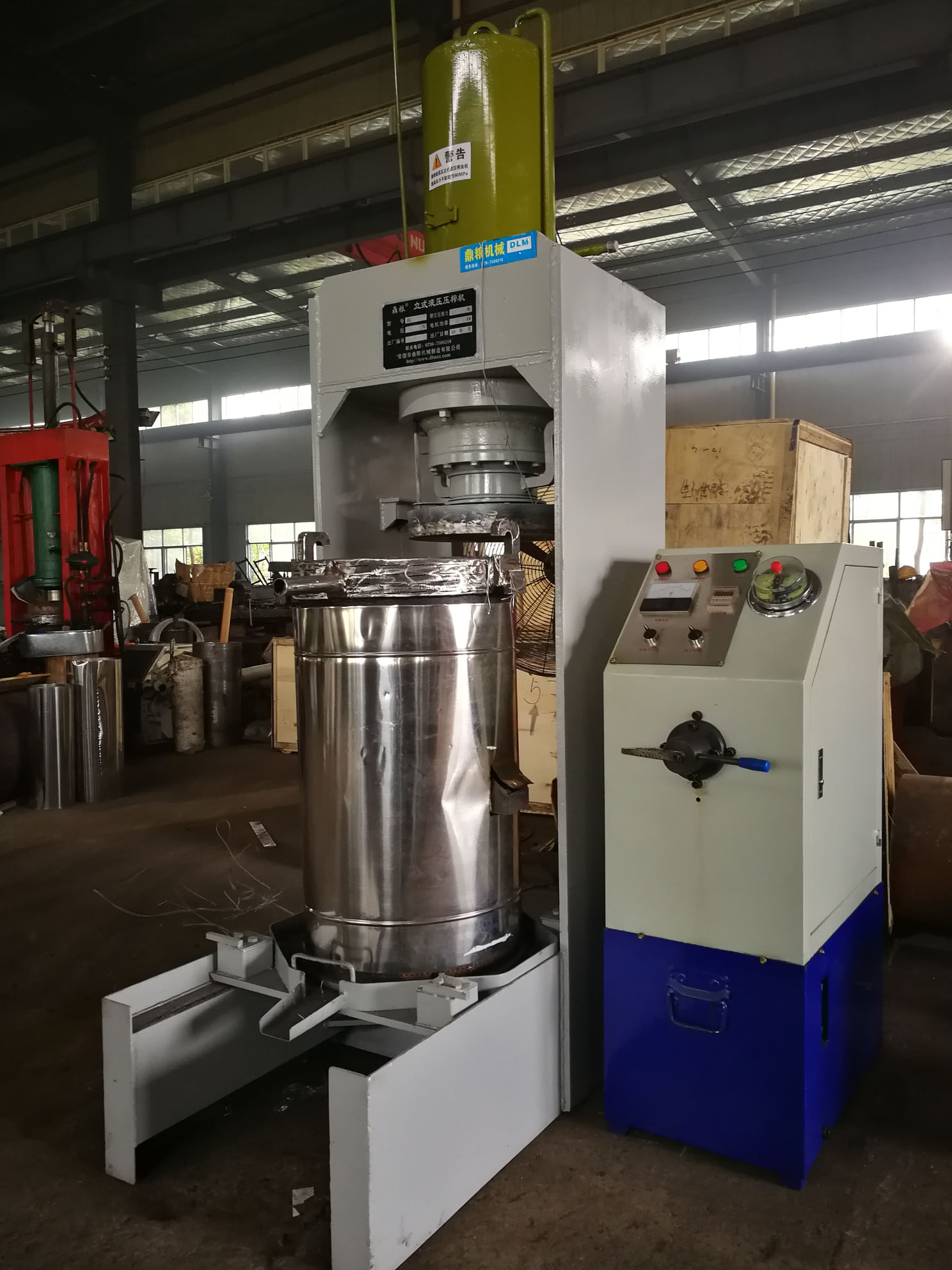 不銹鋼超高壓立式液壓壓榨機(jī)，果汁壓榨機(jī)，果渣壓榨機(jī)，藥材壓榨，油渣處理，白土壓榨